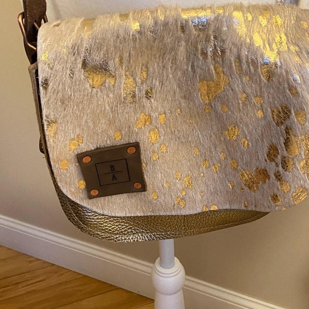 Elegant Gold and Brown Crossbody Bag - Picture 2 of 8